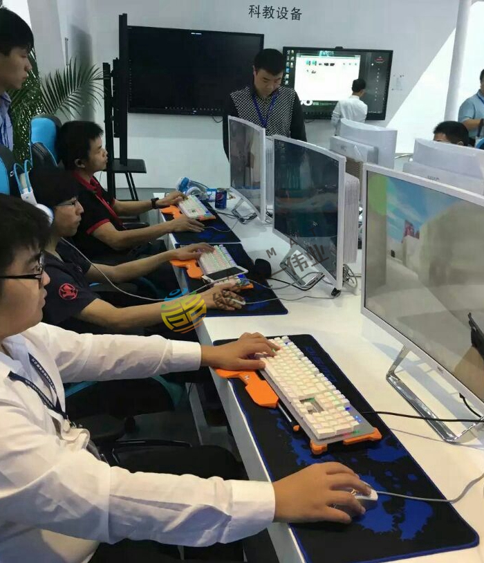 惠科显示器亮相深圳电子展 鼠标垫加分无数